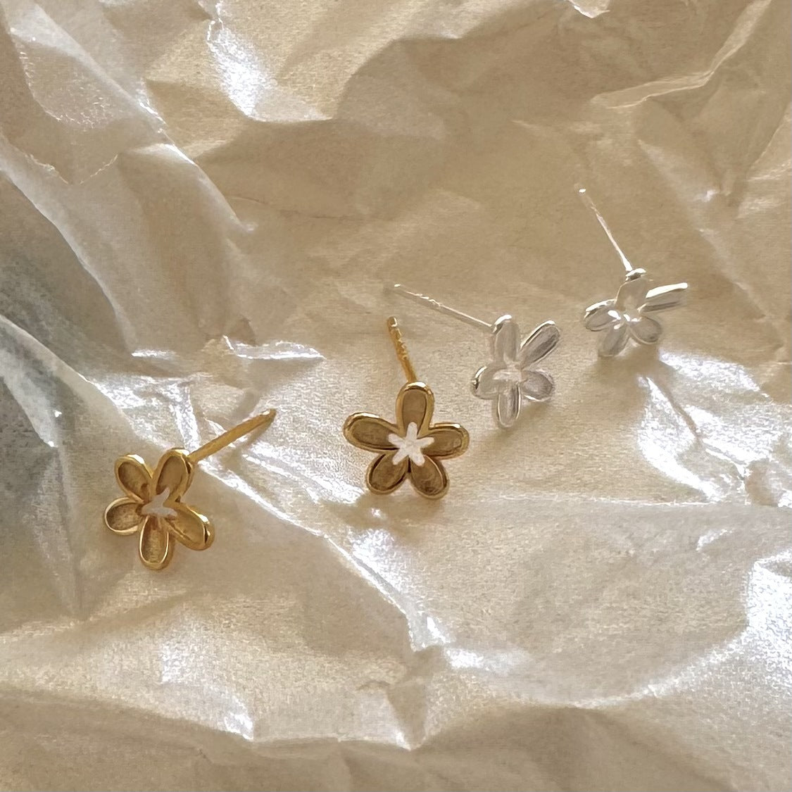 Pendientes Minimalistas de Tuerca con Diseño Floral en Plata de Ley 925 con Baño de Oro, Patrón de Puntos Redondos, Estilo Fresco y Dulce