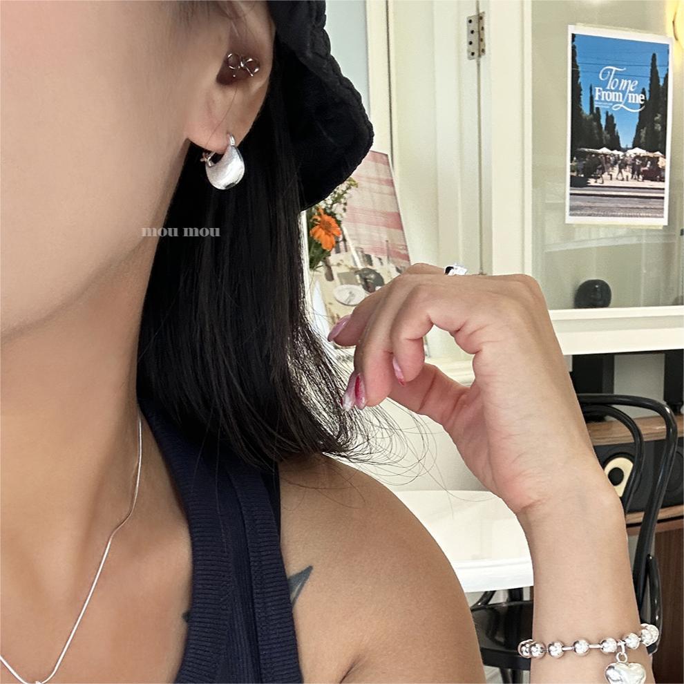 Pendientes de tachuela con letras geométricas minimalistas en plata de ley 925 con baño de oro