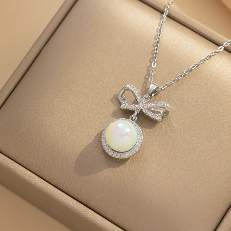 Elegante collana con ciondolo a fiocco e perla da donna in acciaio al titanio con finitura galvanica, leggera e ipoallergenica