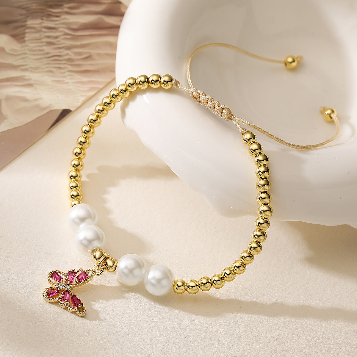 Bracciale da Donna a Farfalla in Rame Placcato Oro 18K con Intarsio in Zirconi, Stile Minimalista Fresco