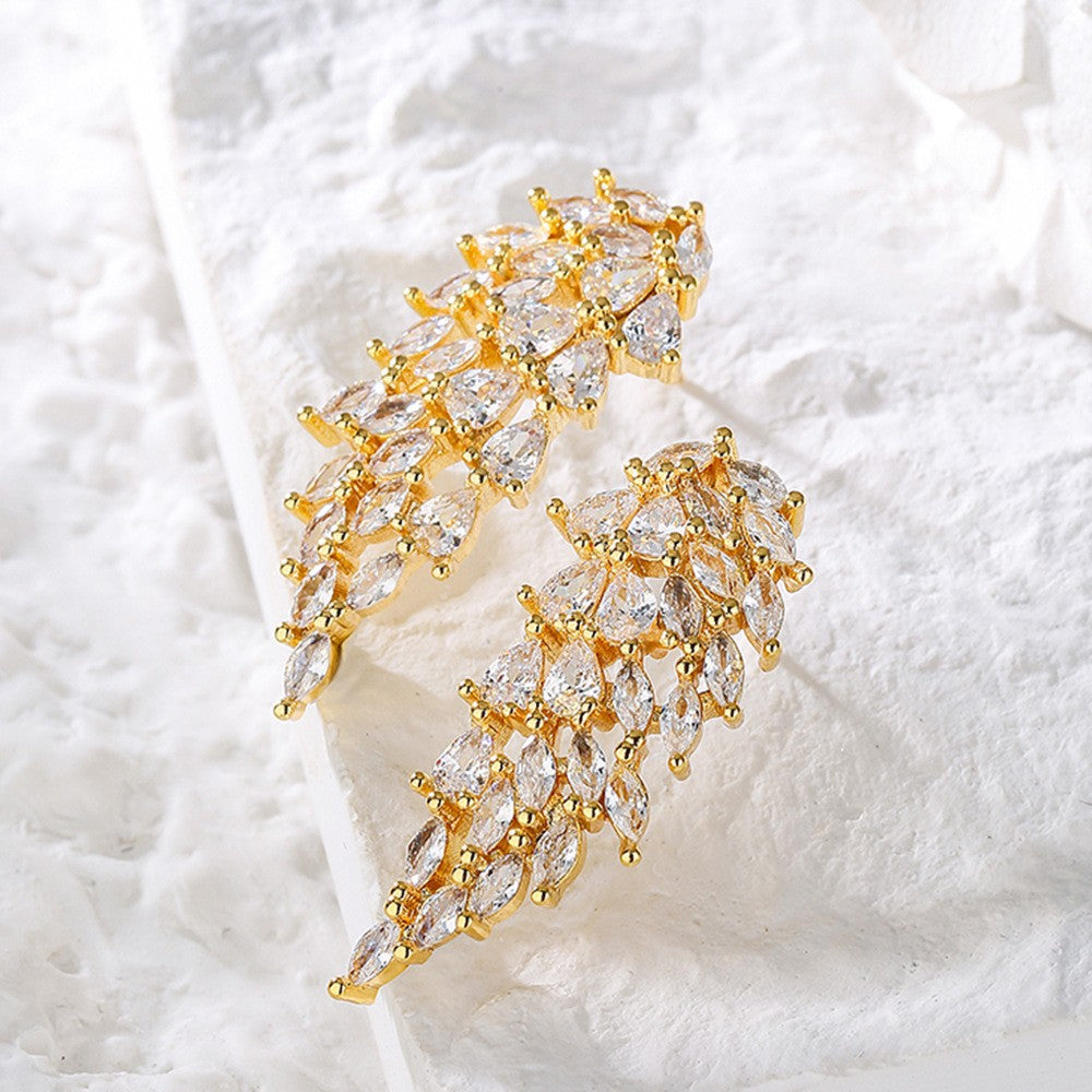 Orecchini geometrici in rame a forma di ala con zirconi micro-pavé da donna