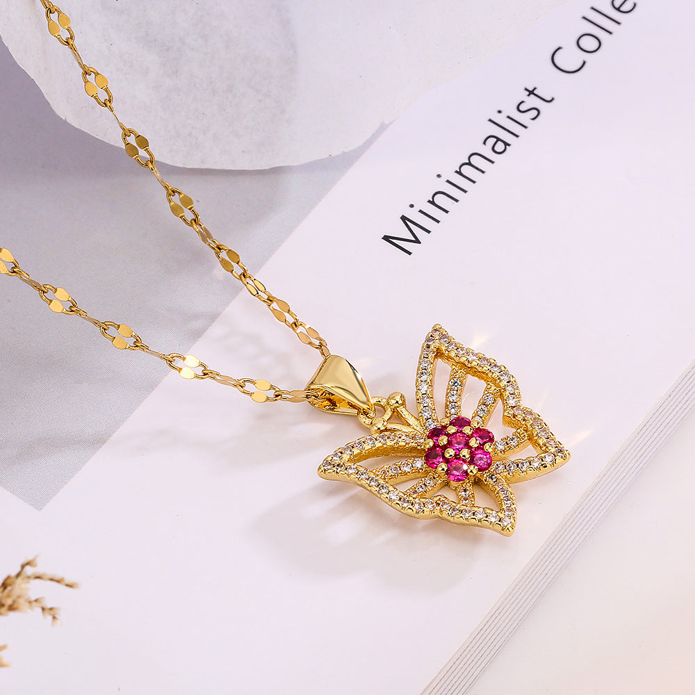 Collana con Pendente a Farfalla Minimalista da Donna Realizzata in Ottone con Placcatura in Oro Vero e Intarsio in Zirconi