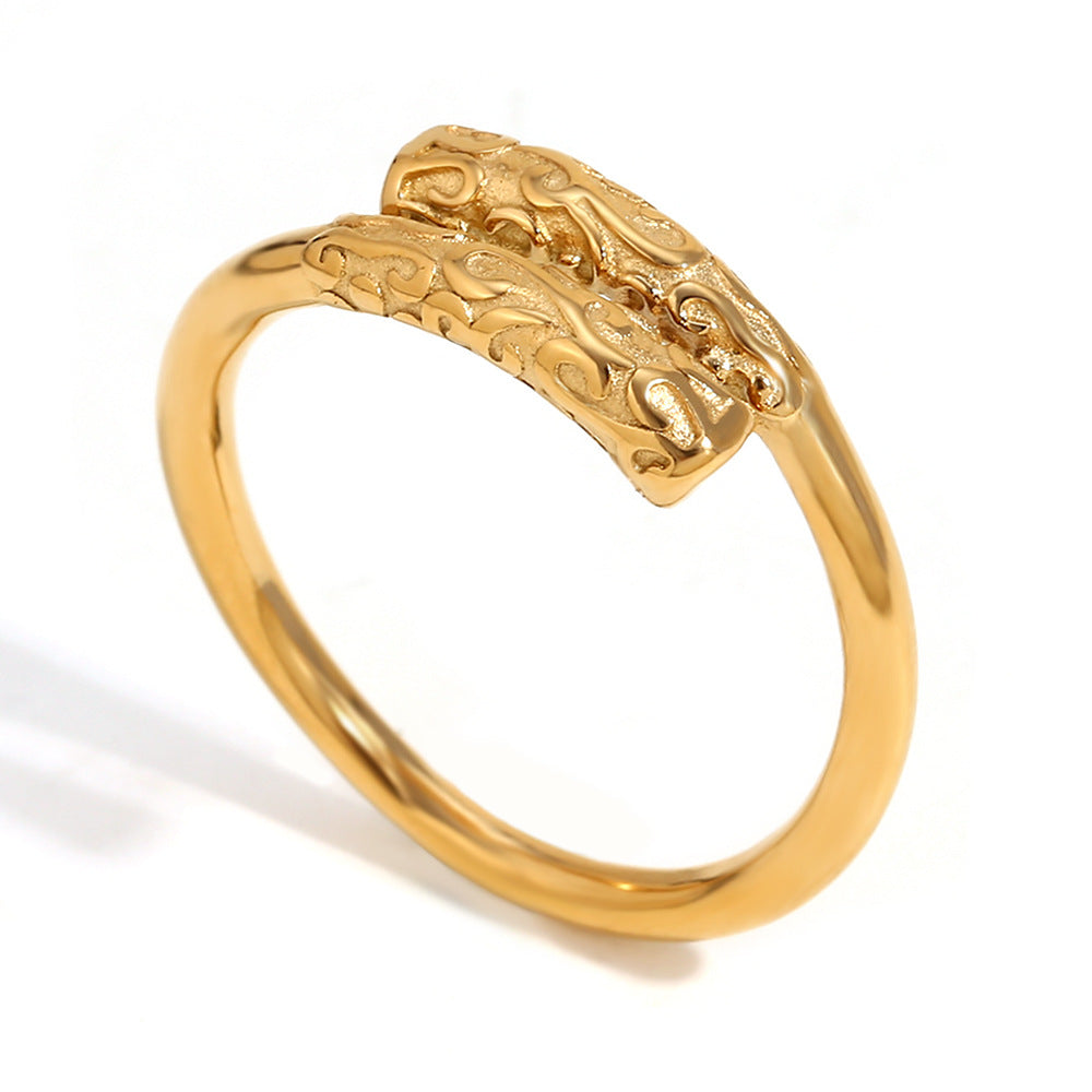 Vintage Style Hammered Texture Flower-Shaped Stainless Steel Ring with 18K Gold Plating for Women