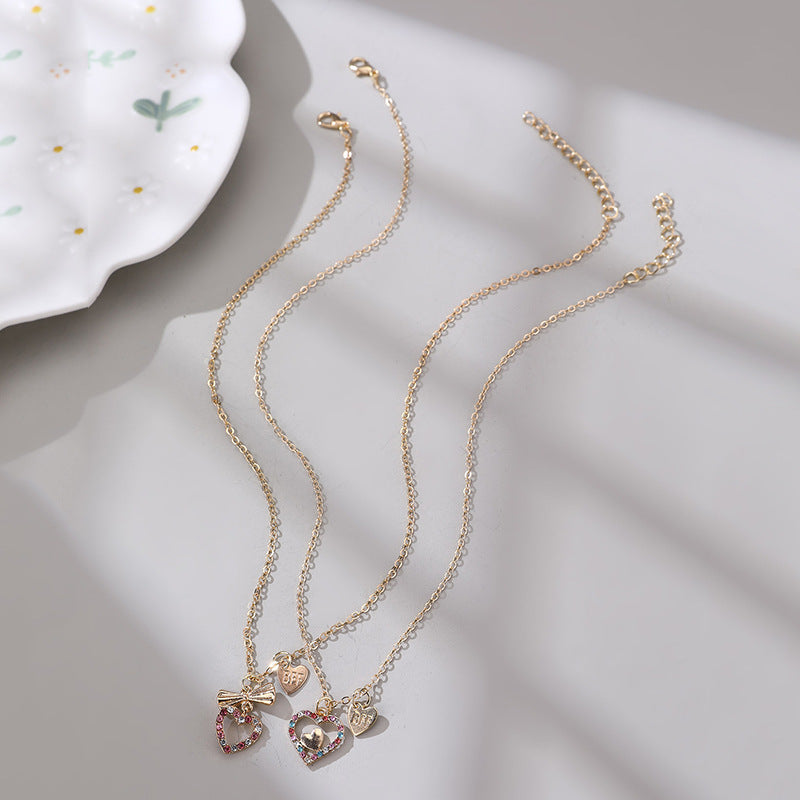 Collana minimalista a forma di fiocco in lega con ciondolo a gatto in resina e finitura smaltata per bambine dai 3 ai 10+ anni