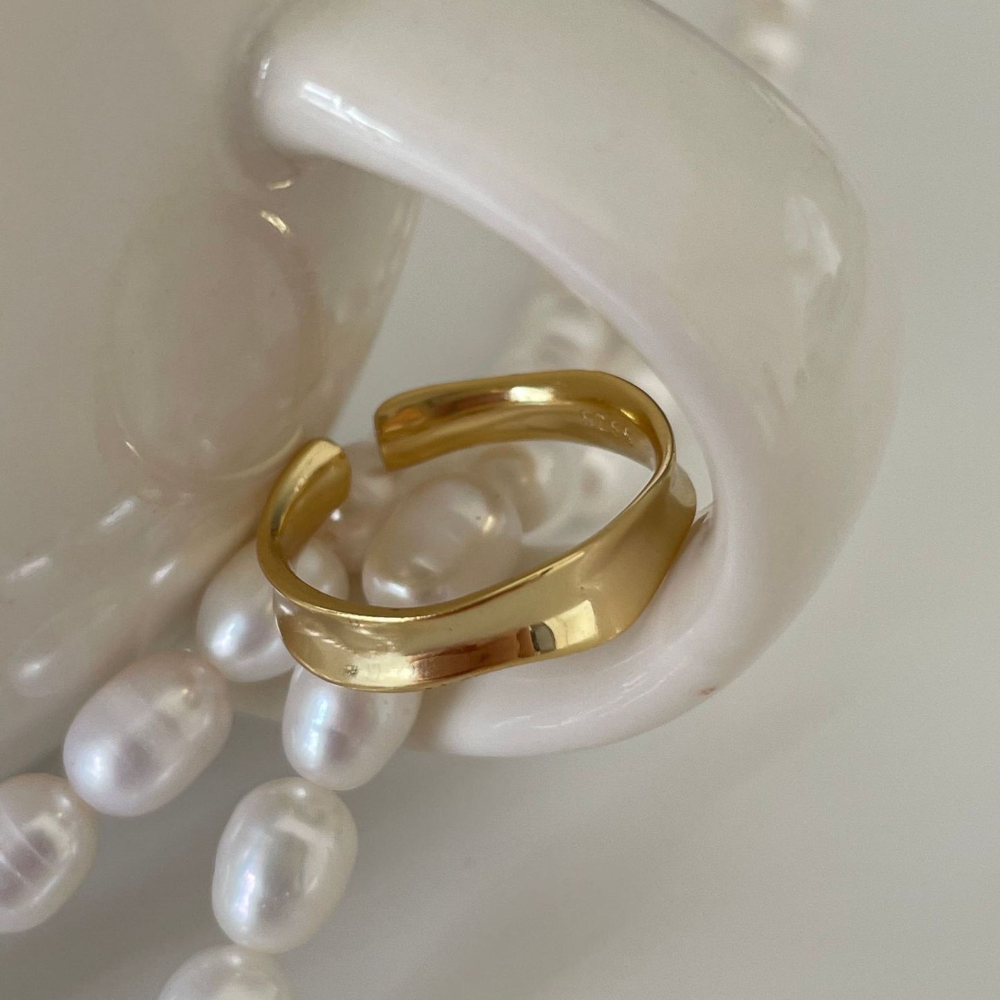 Anillo Minimalista de Plata de Ley S925 con Forma Geométrica Irregular para Mujer con Acabado Texturizado Brillo de Agua