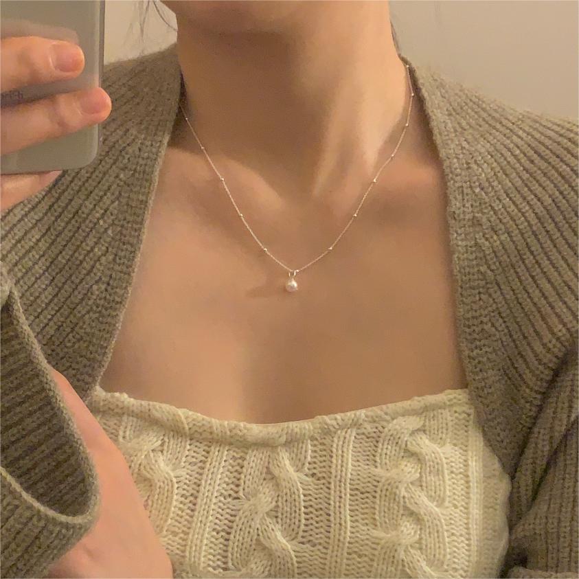 Collar minimalista de perlas con cadena de plata de ley 925 y diseño de acento geométrico