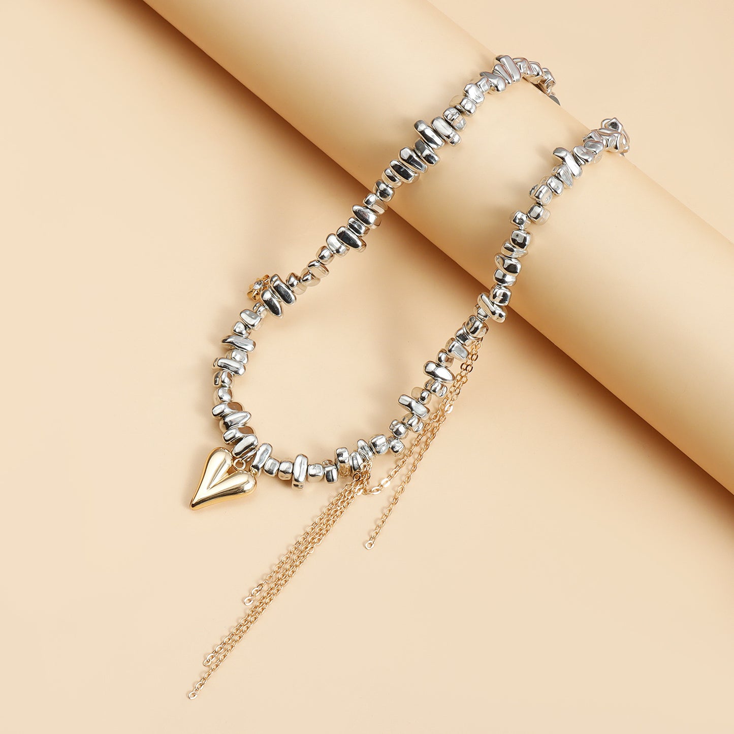 Collar con colgante de moda en forma de corazón con borla y cuentas irregulares en aleación con acabado chapado para mujer