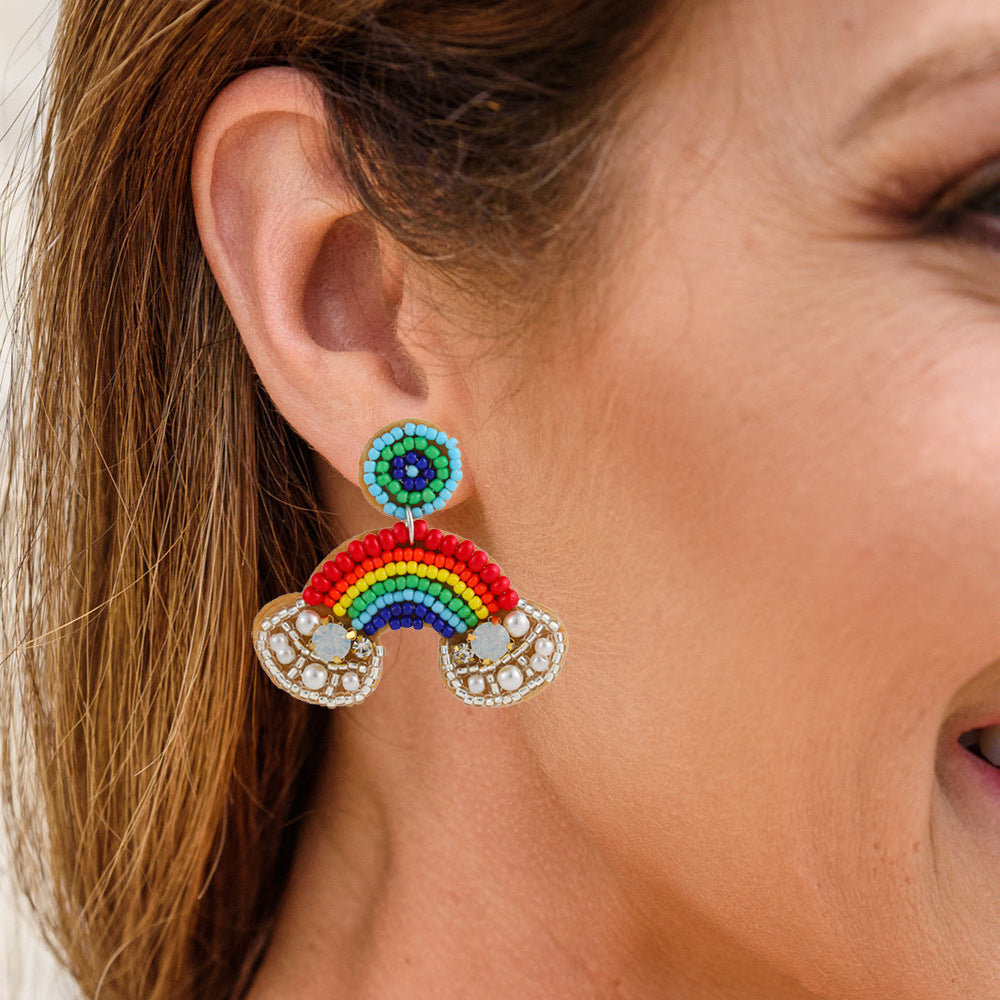 Orecchini a perno unisex in acciaio inossidabile con nuvola arcobaleno intrecciata a mano e perle, gioielli da festa