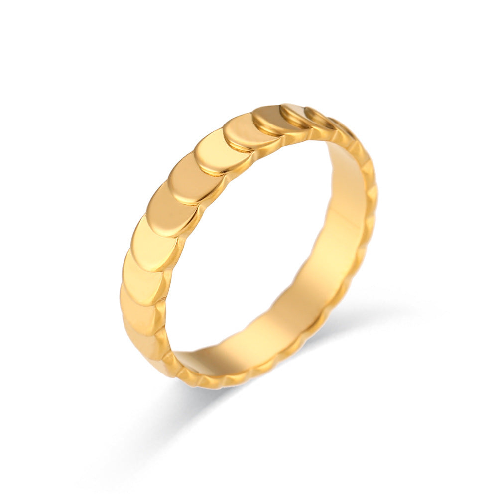 Anello da donna minimalista geometrico in acciaio inossidabile con placcatura in oro 18 carati e trama a squame di pesce