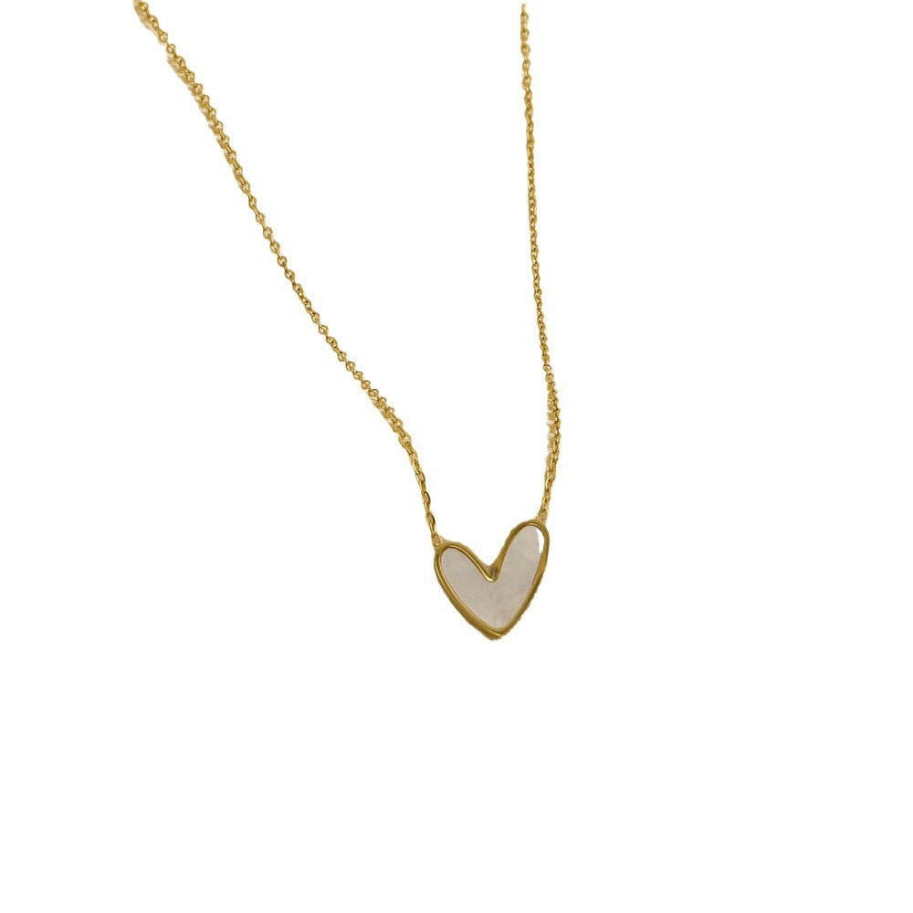 Collar con colgante minimalista de acero inoxidable en forma de corazón para mujer con acabado chapado, cadena hasta la clavícula