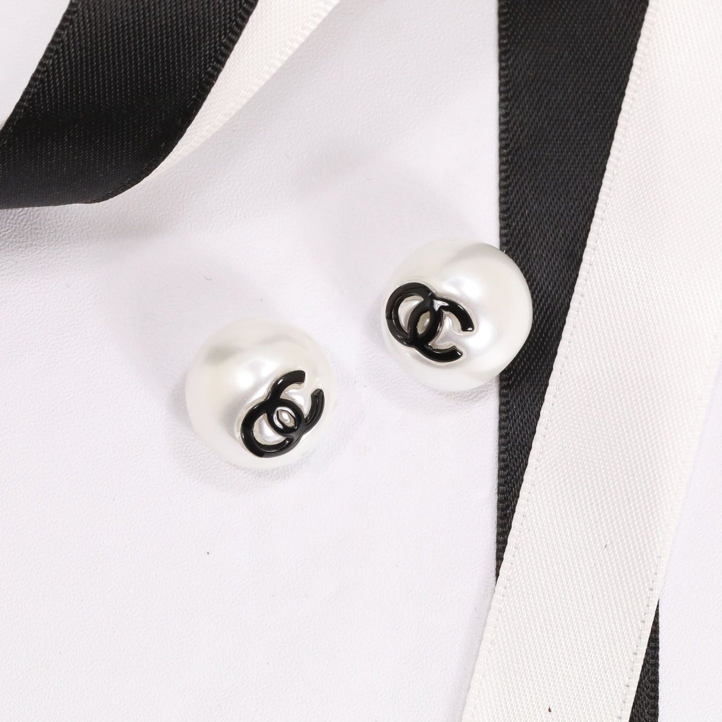 Orecchini a perno con perle nere e rosa, eleganti, di lusso, a doppia C, in argento sterling 925 placcato