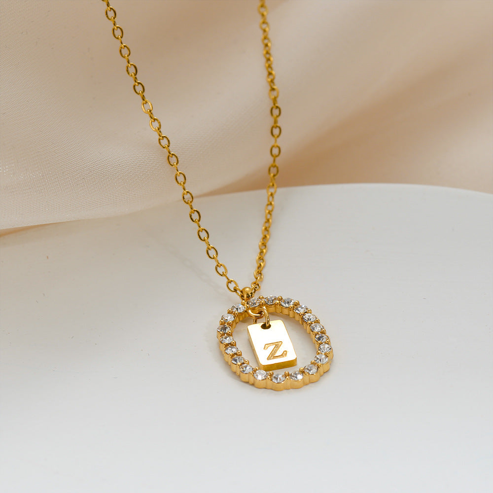Collana da donna a maglione versatile in acciaio inossidabile ovale minimalista con lettera, placcata oro, con catena a maglie, con strass micro-pavé