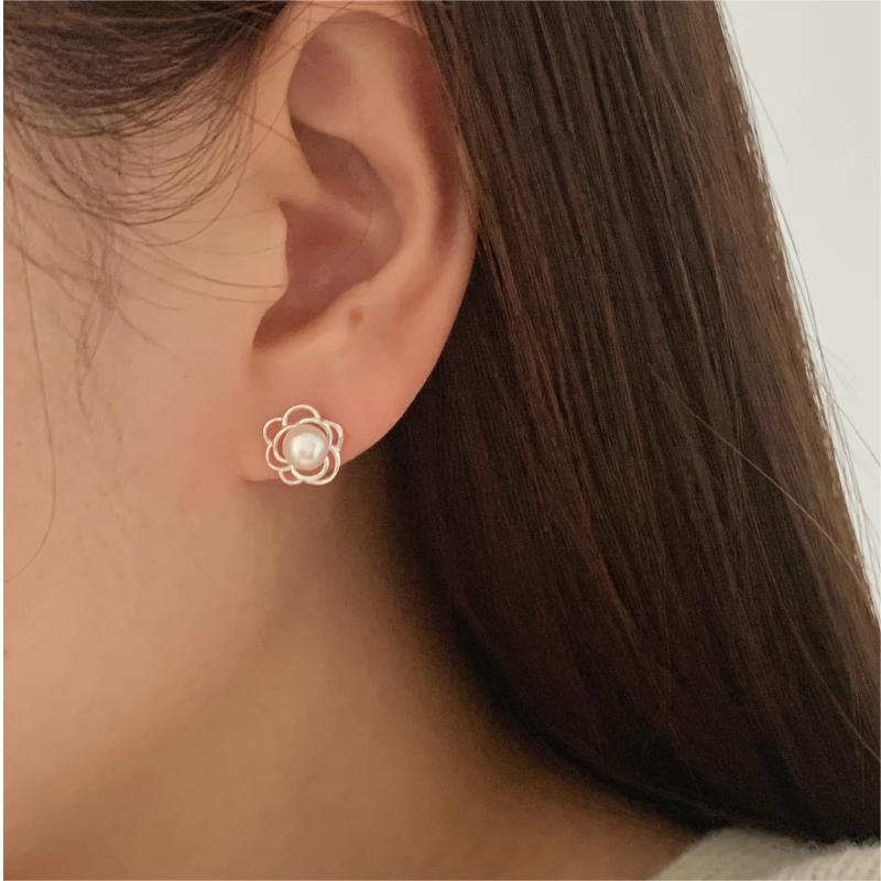 Pendientes de botón minimalistas con perlas florales en plata de ley 925 con baño de oro
