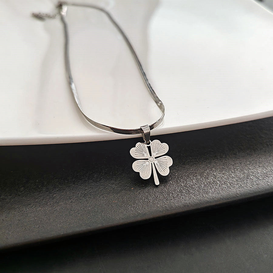 Collar con colgante minimalista de acero de titanio en forma de corazón con incrustaciones de oro para mujer