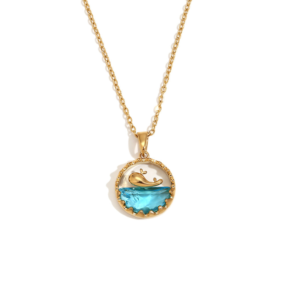 Collar con colgante minimalista de titanio con forma de ballena y baño de oro de 18 quilates para mujer