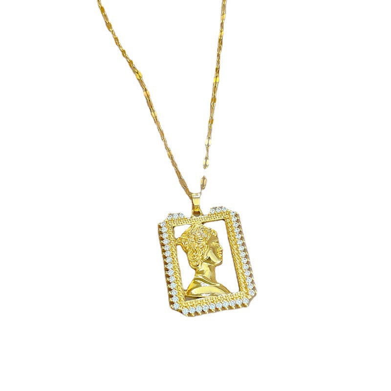 Collana da donna con ciondolo esotico geometrico in acciaio al titanio, con intarsio di zirconi e delicata catena per clavicola