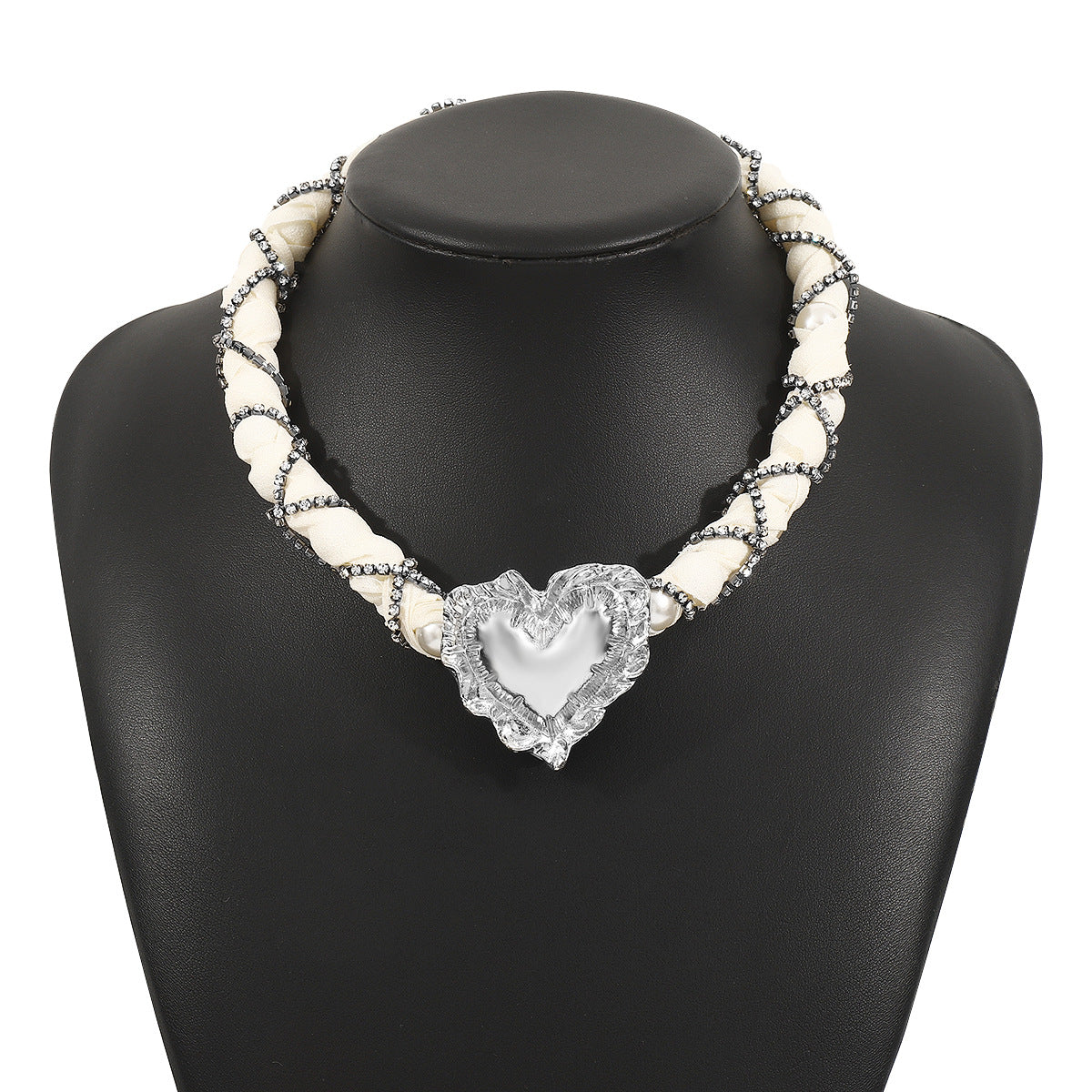 Collana con Ciondolo a Cuore Vintage con Strass, Catena in Lega e Tessuto Chiffon Impreziosito da Perle per Donna