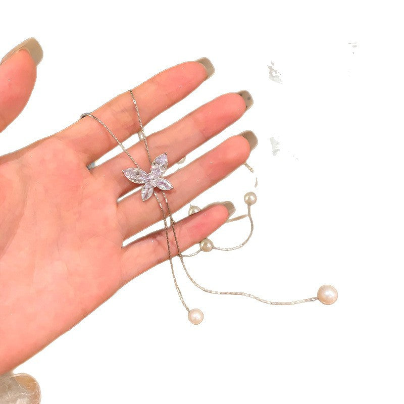 Collana di lusso con pendente a farfalla e intarsi in zirconi cubici su catena in rame per donna
