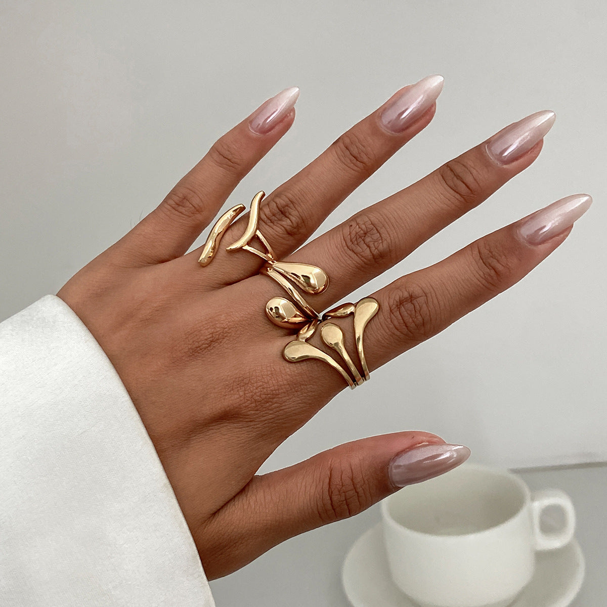 Juego de anillos geométricos minimalistas de aleación para mujer con acabado chapado, textura de arrugas líquidas y diseño apilable.