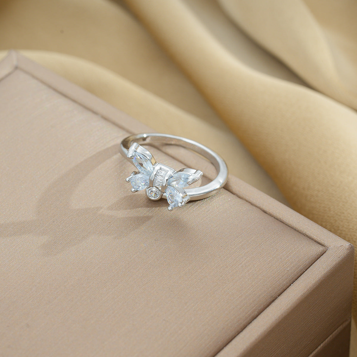 Anello da donna a forma di farfalla in zircone, regolabile, dal design geometrico, in rame placcato oro, elegante e minimalista
