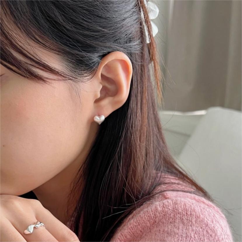 Pendientes minimalistas de plata de ley 925 con forma de corazón, acabado cepillado y acento geométrico