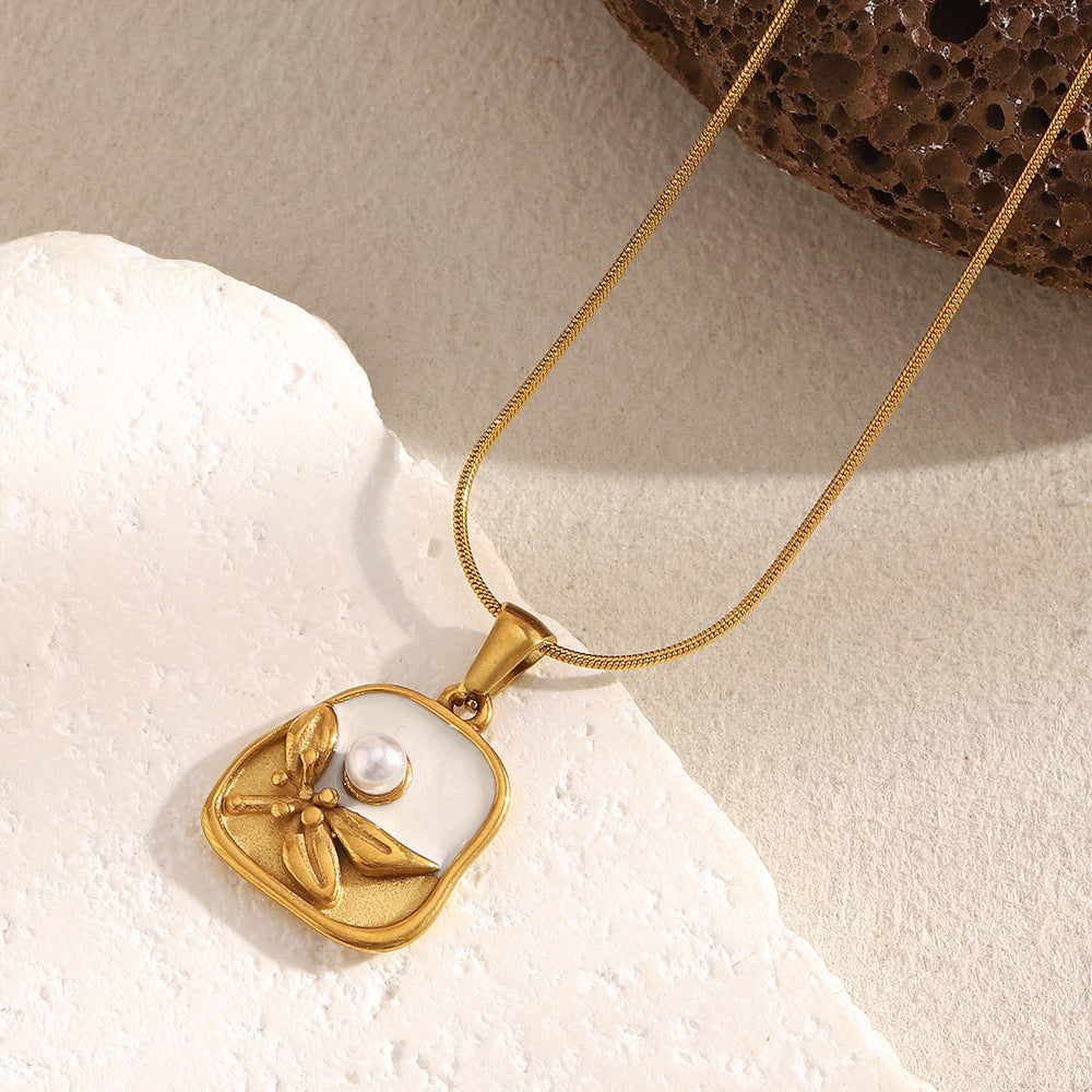 Collana da Donna Minimalista Geometrica in Acciaio Inossidabile Placcato Oro 18K con Ciondolo Floreale Effetto Perla e Smalto