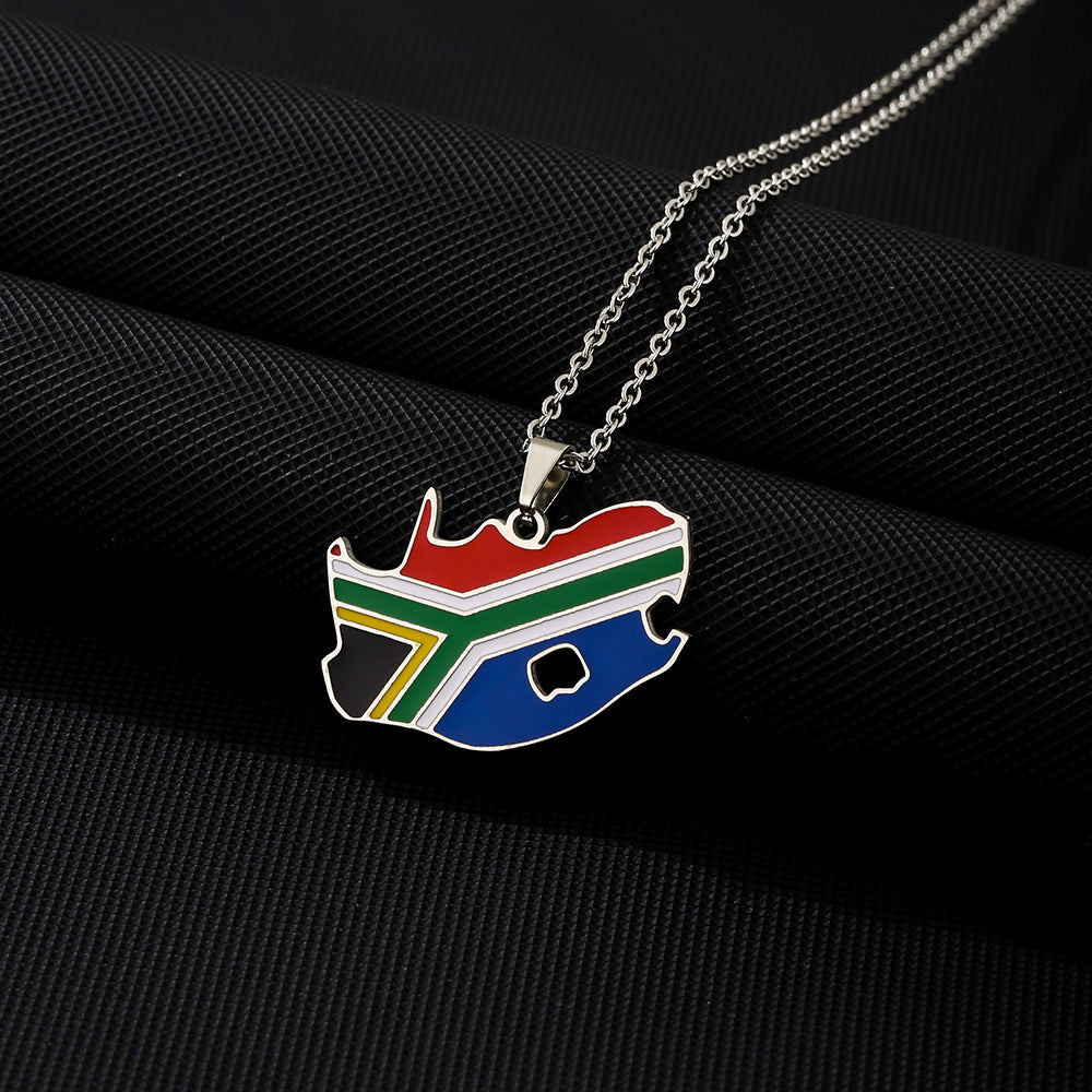 Collana Pendente Mappa del Sudafrica Stile Etnico Geometrico in Acciaio Inox con Finitura Smaltata Unisex