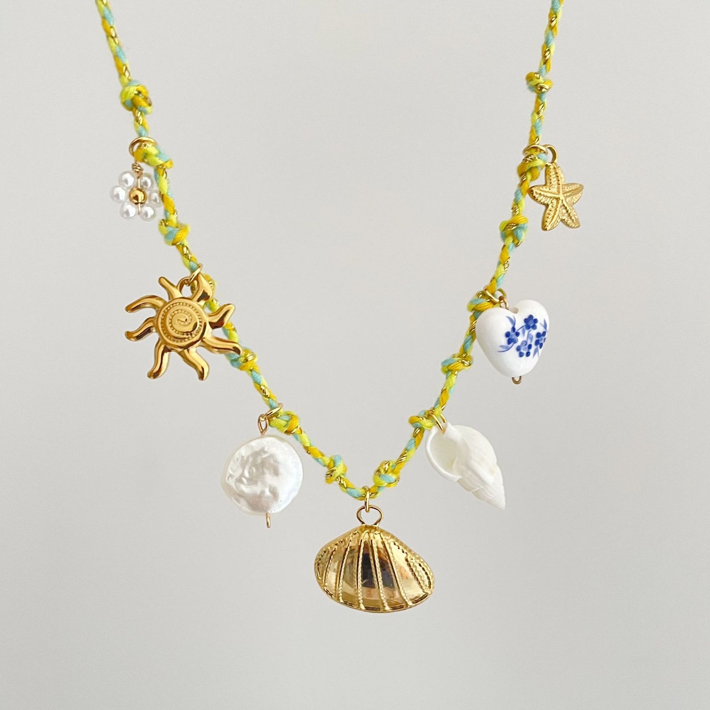 Collana da donna con ciondolo a farfalla a stella, perla e barretta placcata in titanio e acciaio personalizzata