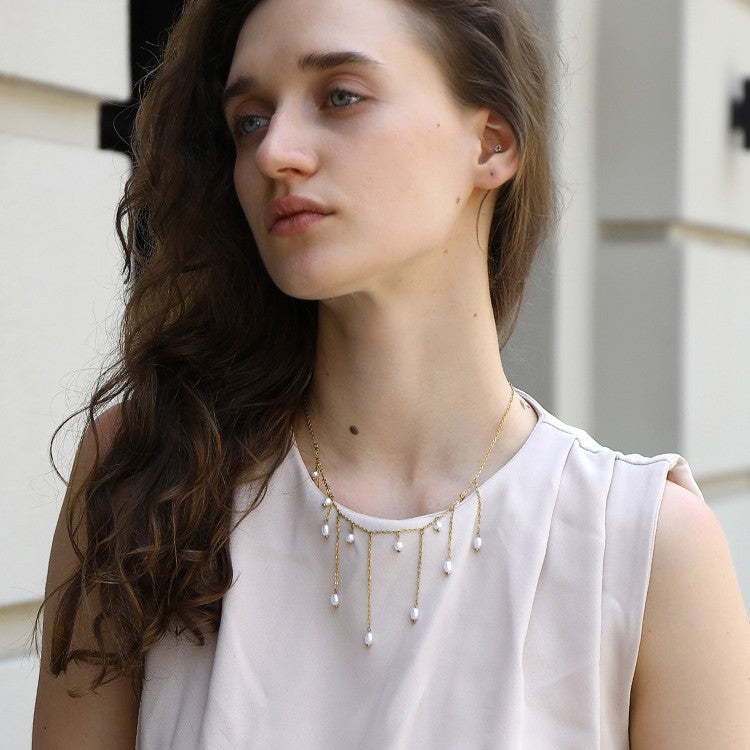 Fashionable Vintage-Inspired Geometric Pendant Necklace in Stainless Steel with 18K Gold Plating and Imitation Pearl Fringe for Women