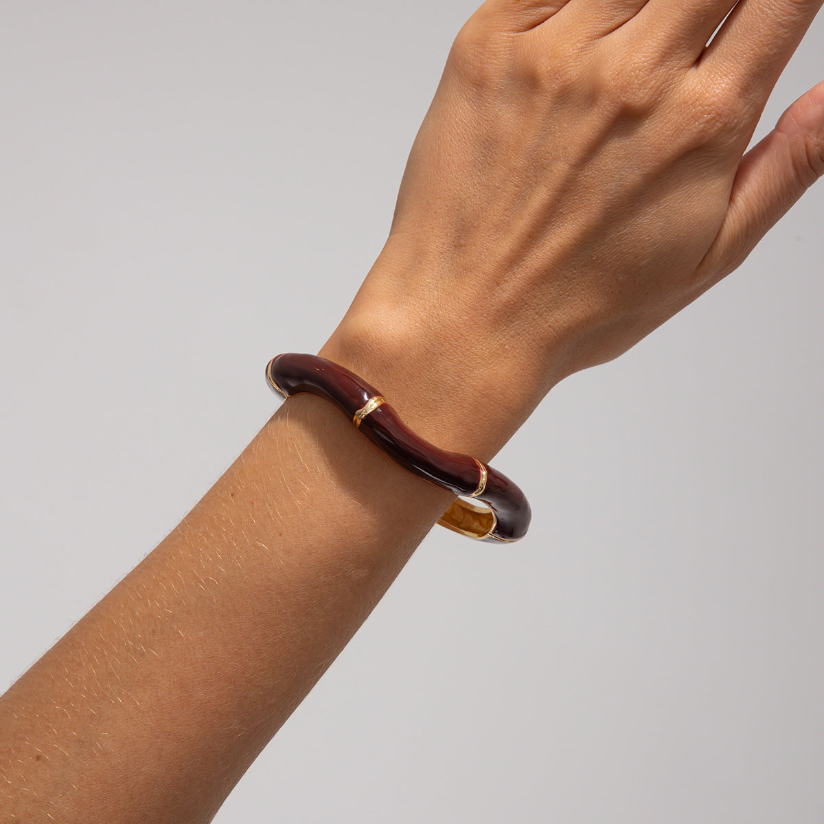 Pulsera minimalista irregular ondulada de aleación esmaltada al aceite para mujer con un estilo audaz