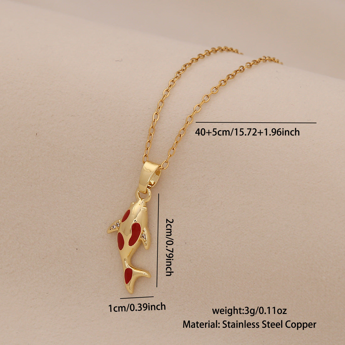 Elegante collar con colgante de pez koi rojo de acero inoxidable con acabado chapado para mujer