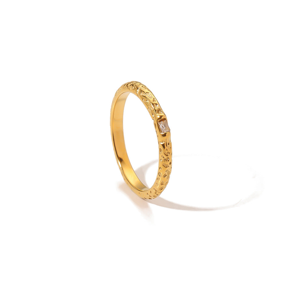Anello Minimalista Irregolare Testurizzato con Zirconia in Acciaio al Titanio, Placcato Oro 18K, per Dito Indice