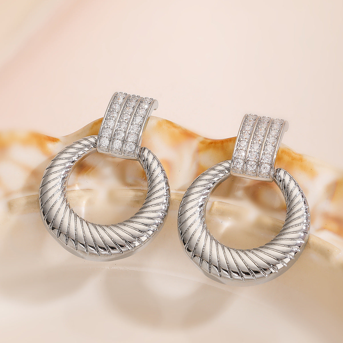 Pendientes redondos geométricos de cobre estilo vintage con baño de oro de 18 quilates e incrustaciones de circonitas para mujer