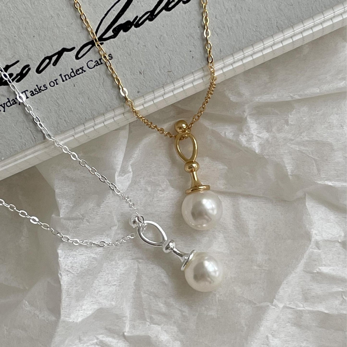 Collar Minimalista de Perlas Geométricas en Plata de Ley 925 con Detalles de Diamantes de Imitación y Acabado Galvanizado