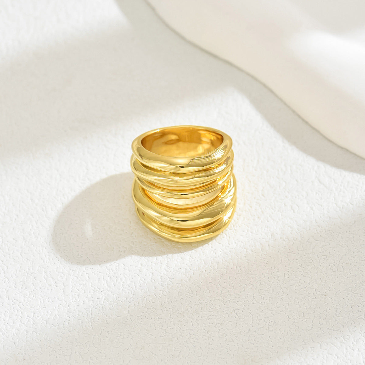 Anillo minimalista geométrico de línea plegada para mujer en aleación de zinc con acabado chapado