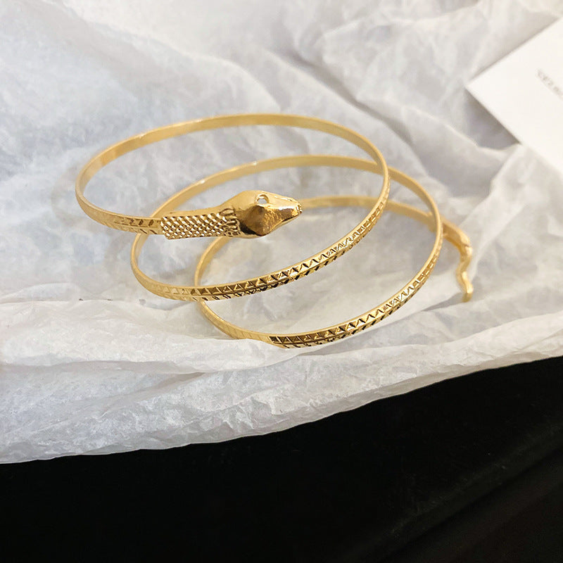 Pulsera de metal con patrón de cuadrícula geométrica de tono frío minimalista con acabado galvanizado para mujer