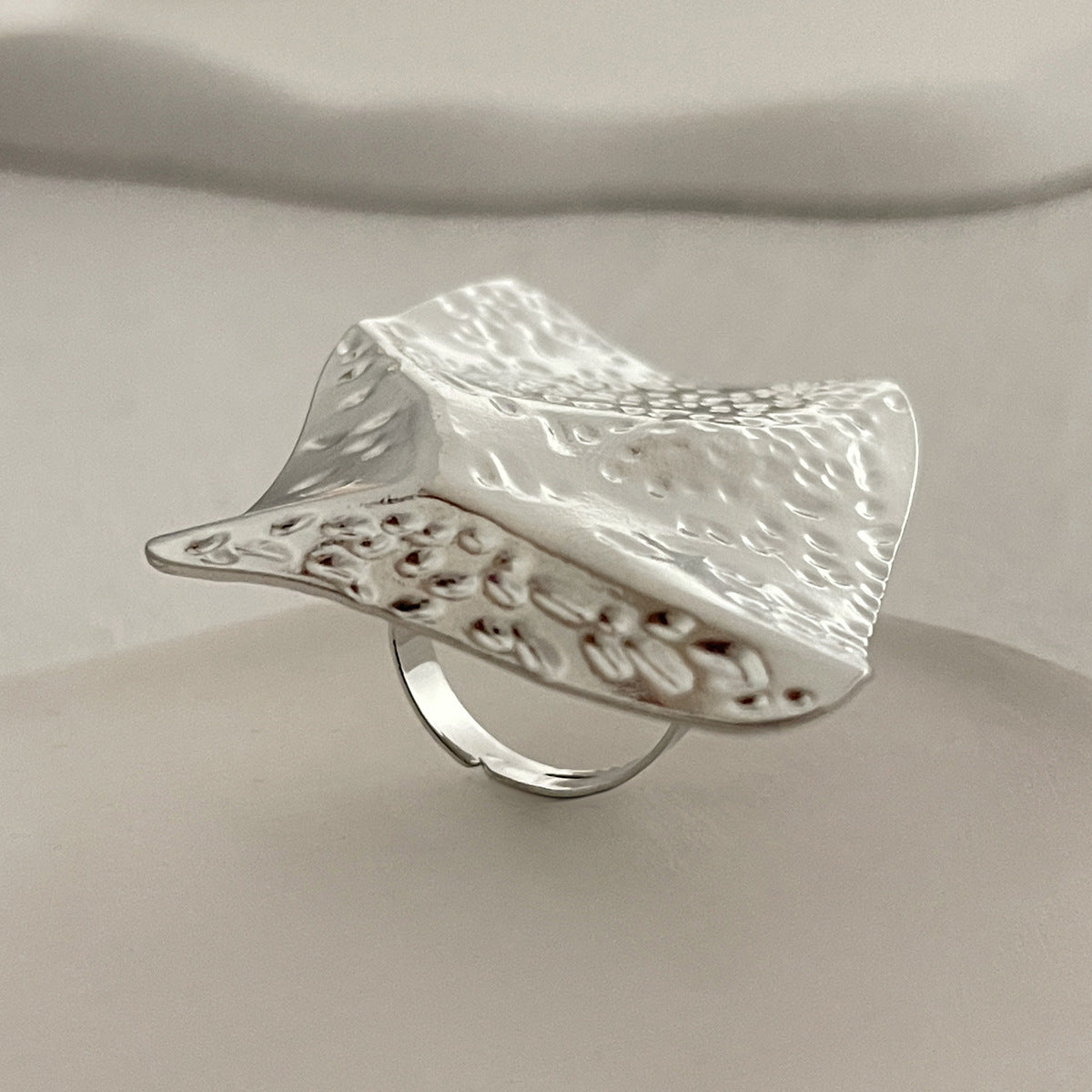 Anello da donna minimalista geometrico testurizzato in lega con design floreale e finitura martellata