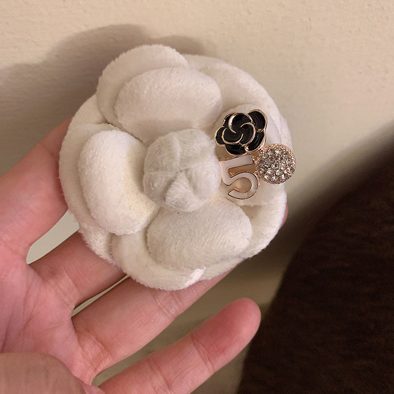 Spilla floreale di lusso con intarsio in strass e dettagli in perle per donna — Elegante accessorio per blazer di ispirazione vintage