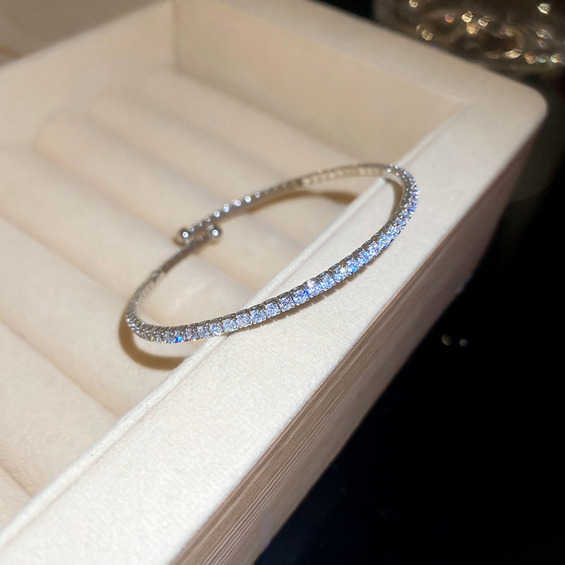 Bracciale rigido aperto da donna minimalista ed elegante in rame con intarsio di strass