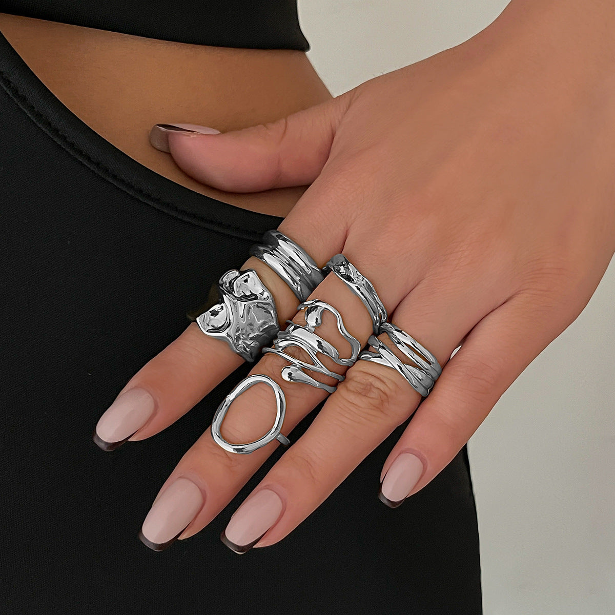 Anello Aperto Minimalista Geometrico in Lega con Design a Linea Fluida e Finitura Placcata da Donna