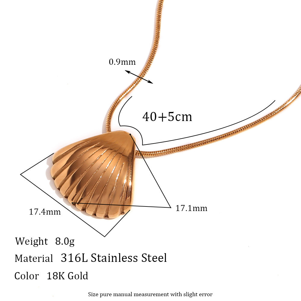 Minimalist Vintage Style Scallop-Shaped Pendant Necklace for Women in Stainless Steel with 18K Gold Plating