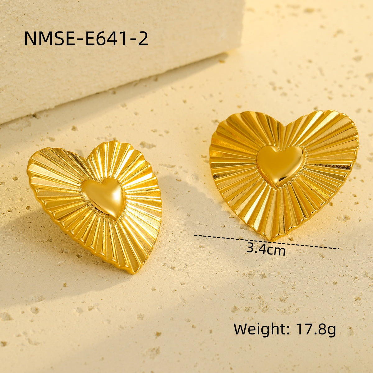 Juego de pendientes de acero inoxidable con forma de corazón vintage y anillo de acero de titanio con acabado chapado y textura de líneas temáticas de amor