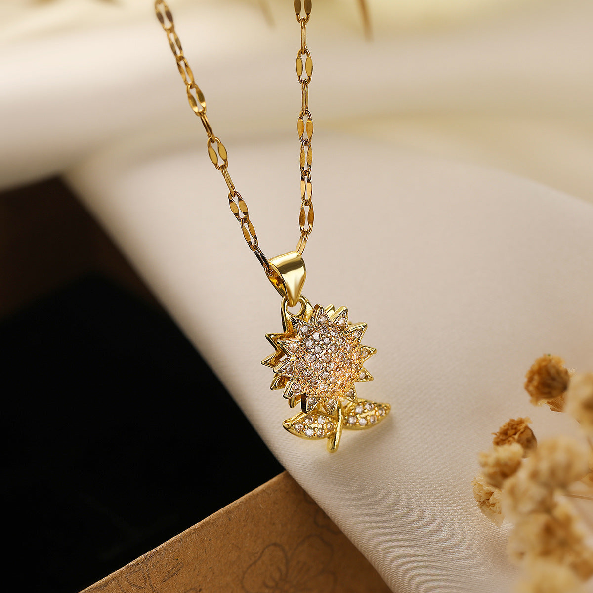 Collana girocollo minimalista con ciondolo a girasole da donna con design girevole, base in rame placcata in oro vero, intarsio di zirconi, delicata catena clavicola