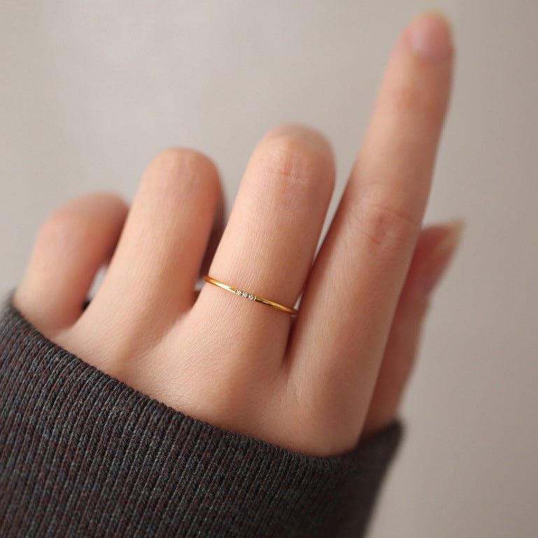 Anello Minimalista Geometrico da Donna in Acciaio al Titanio con Intarsi di Strass, Finitura Placcata, Grazioso, Impilabile, alla Moda