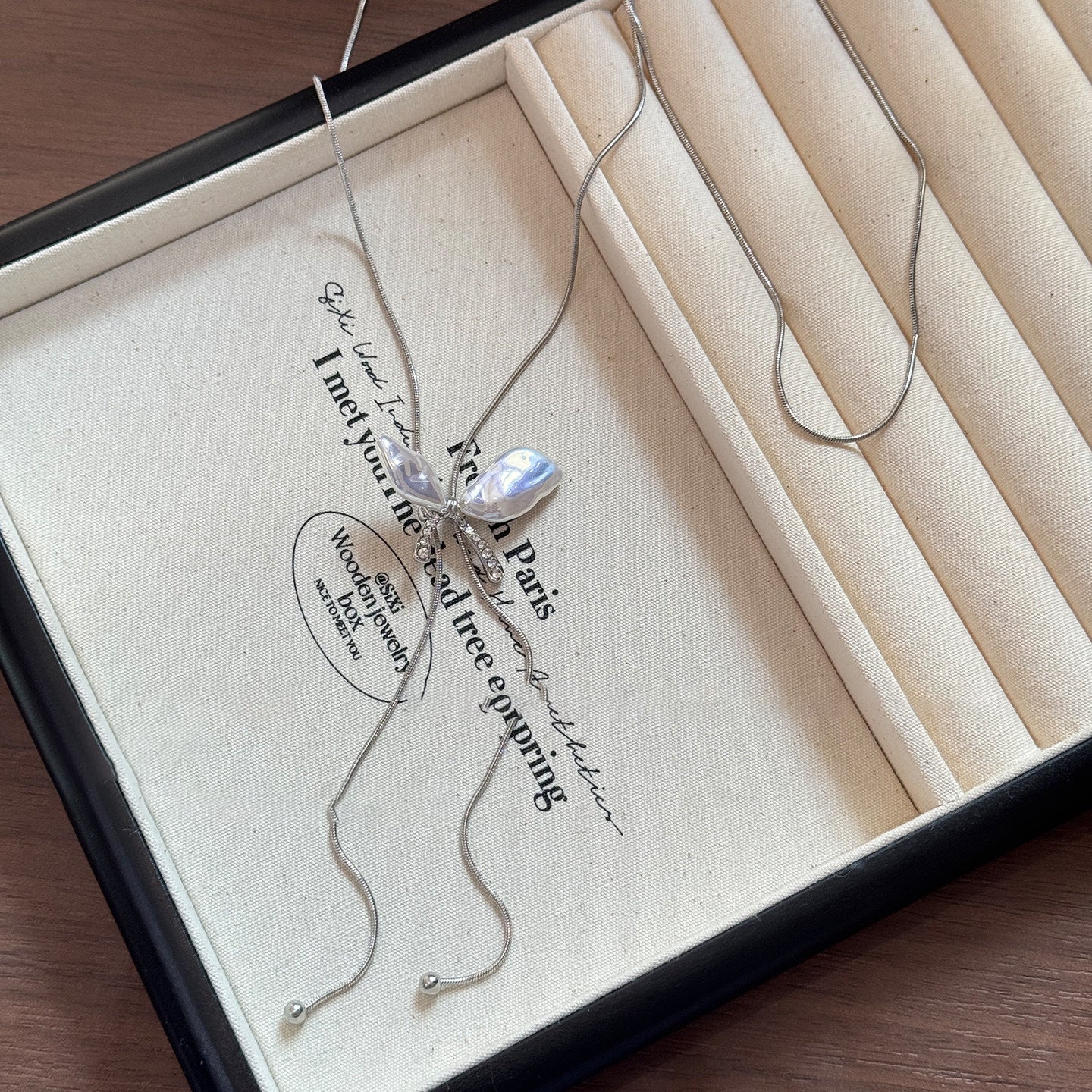 Elegante Collana con Ciondolo a Farfalla, Perle Sintetiche e Intarsi di Strass per Donne, Catena Leggera per Maglione in Stile Minimalista di Lusso