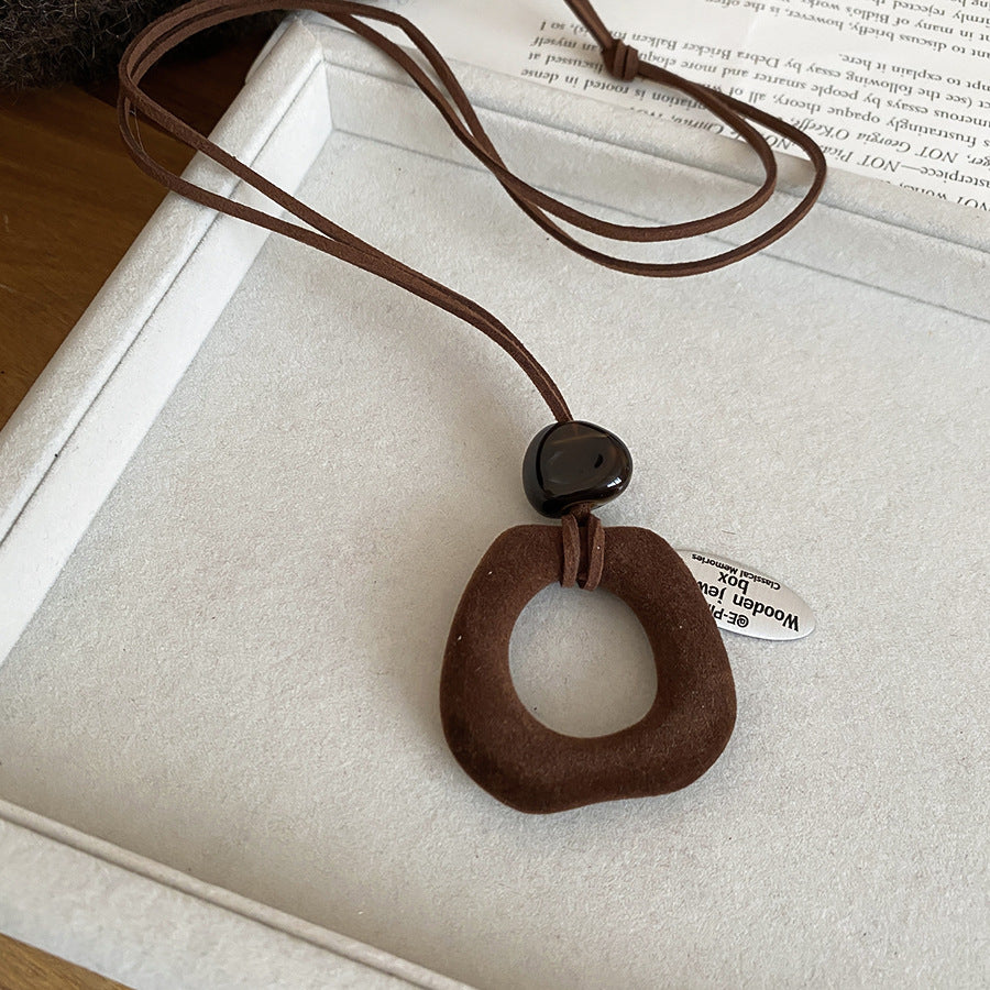 Collana girocollo con ciondolo in resina floreale minimalista da donna, catena leggera per maglione con estetica di lusso