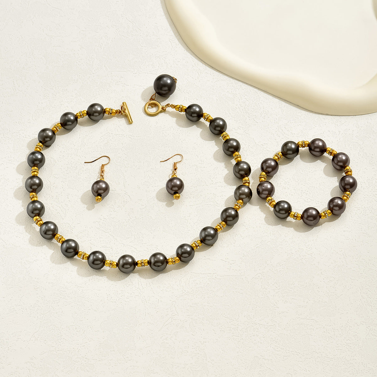 Set di collane vintage di perle per donne con ciondoli in madreperla, bracciale minimalista con perline e orecchini a lobo, design di perle rotonde e ovali su catena di perle
