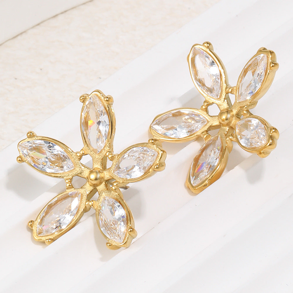 Elegantes pendientes de acero inoxidable chapados en oro de 18 quilates con circonita cúbica floral para mujer