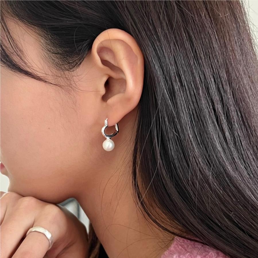 Pendientes minimalistas de tuerca de plata de ley 925 con forma de corazón y acento de perla para mujer