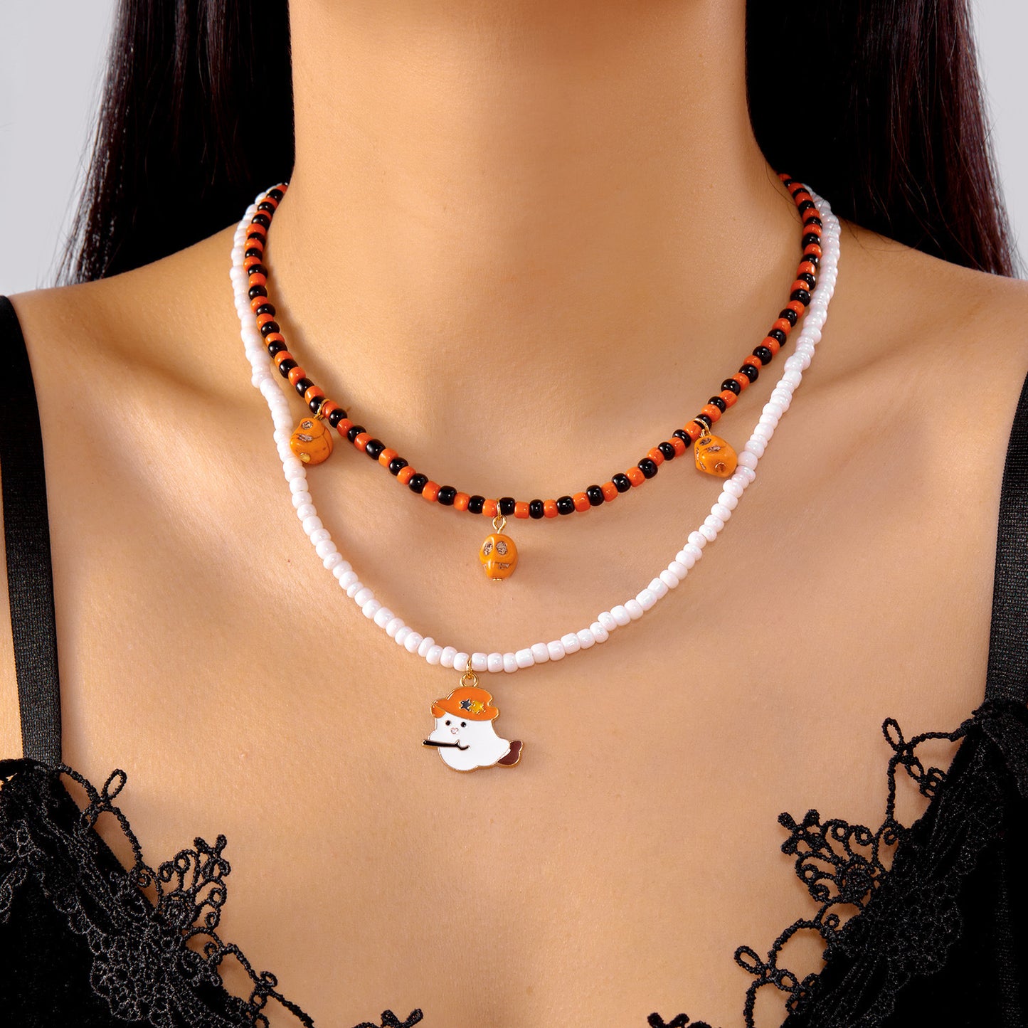 Collar con colgante de esqueleto fantasma vintage de Halloween para mujer con incrustaciones de vidrio y diseño geométrico